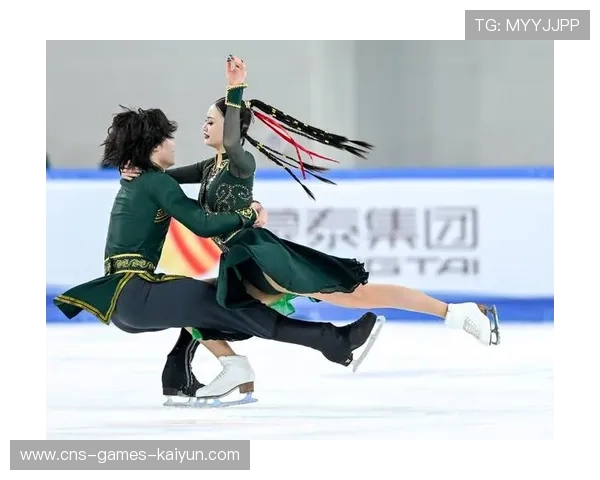 滑冰团体赛：三组同时摔倒引爆笑场