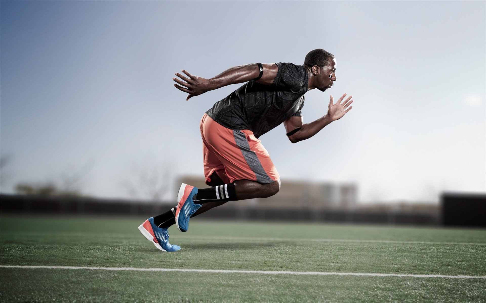 全国残疾人羽毛球赛 单腿单臂选手依旧奋力拼杀